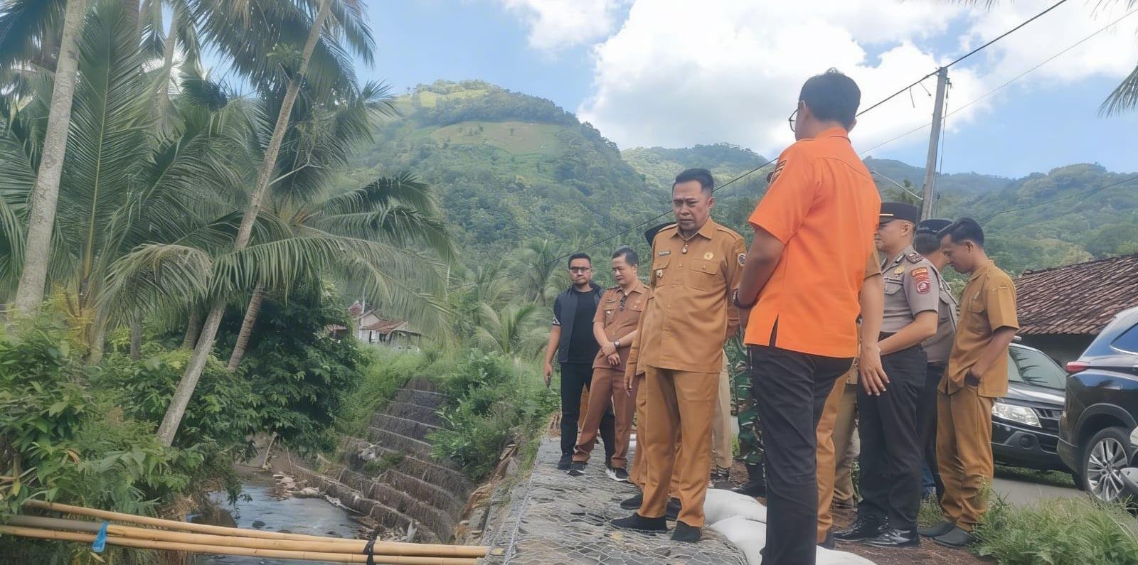 Bupati Bondowoso saat meninjau jembatan putus di Desa Wonoboyo, Seni (13/4/2026). (Foto: Dok/Diskominfo Bondowoso - ZONA INDONESIA)