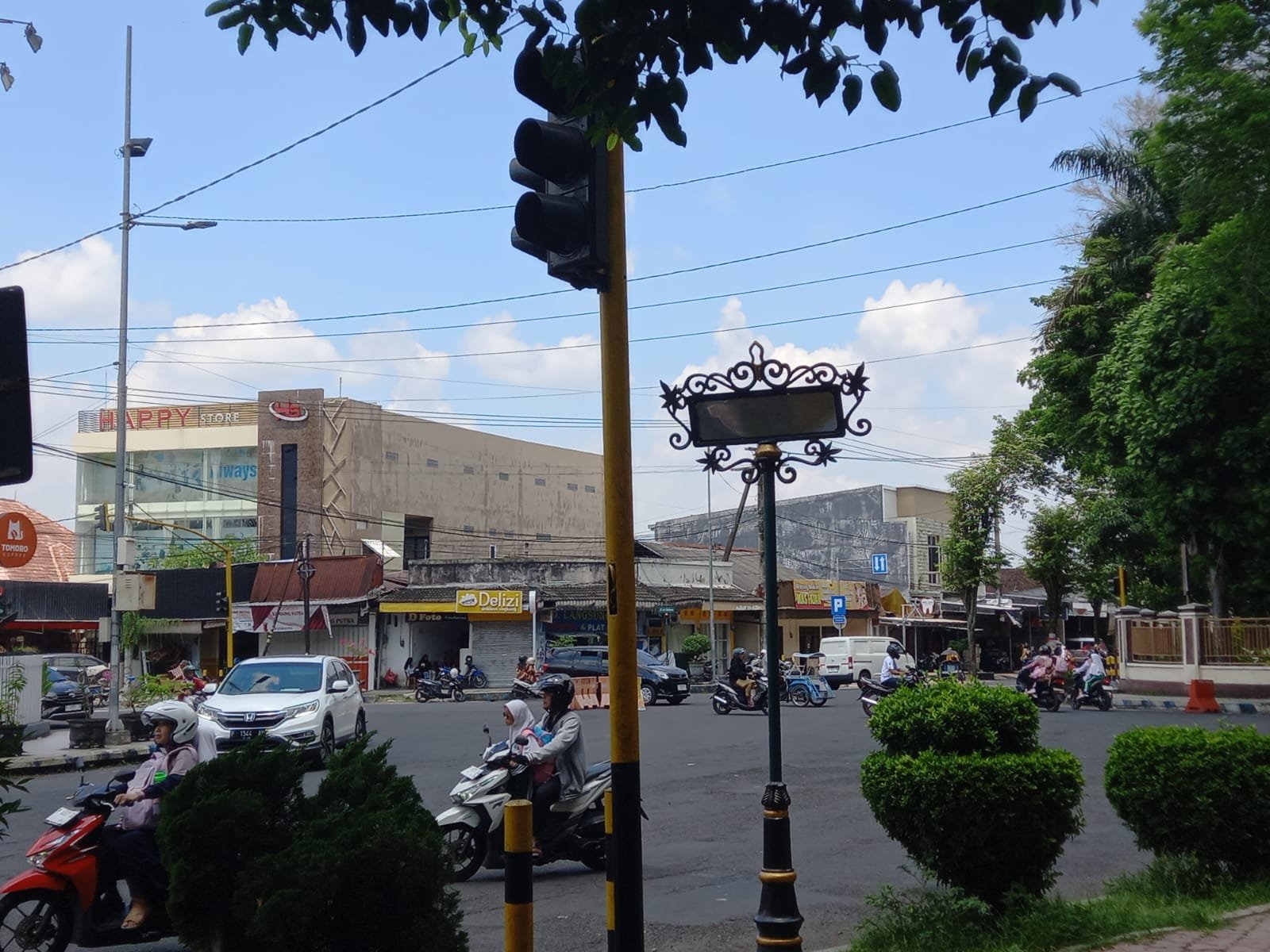 Lampu lalu lintas di perempatan sisi timur Kantor Bupati Bondowoso. (Foto: Teamwork - ZONA INDONESIA)