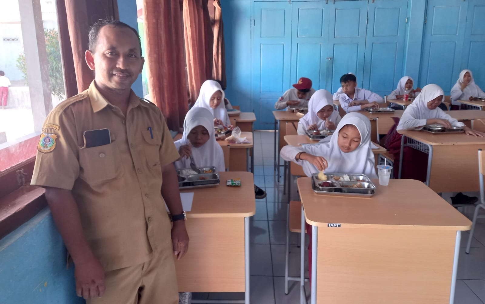 Siswa SDN Pekalangan 2 menyantap MBG. (Foto: Teamwork - ZONA INDONESIA)