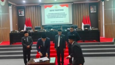 Rapat Paripurna DPRD Bondowoso, Rabu (22/4/2026). (Foto: Teamwork - ZONA INDONESIA)