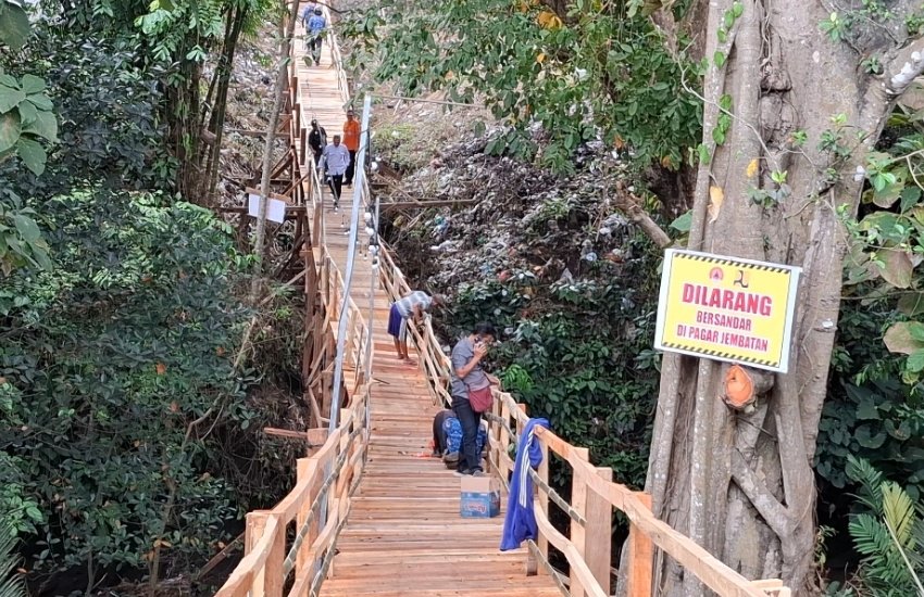Jembatan darurat pejalan kaki, di sentong kelurahan Nangkaan Bondowoso. (Foto: Teamwork - ZONA INDONESIA)
