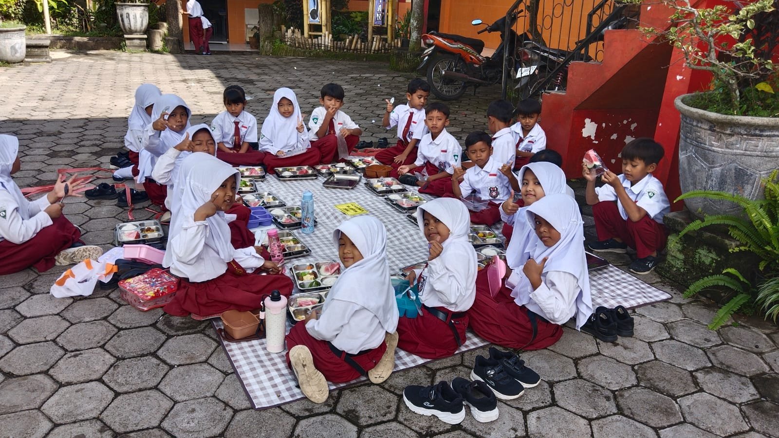 Siswa SDN 1 Karang Mellok tampak antusias menikmati MBG, Selasa (28/4/ 2026). (Foto: Teamwork - ZONA INDONESIA)