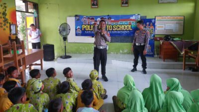 Personel Satlantas Polres Situbondo mengedukasi pelajar SDN 3 Olean terkait larangan membawa kendaraan bermotor ke sekolah. (Foto: Dok/Humas Polres Situbondo)