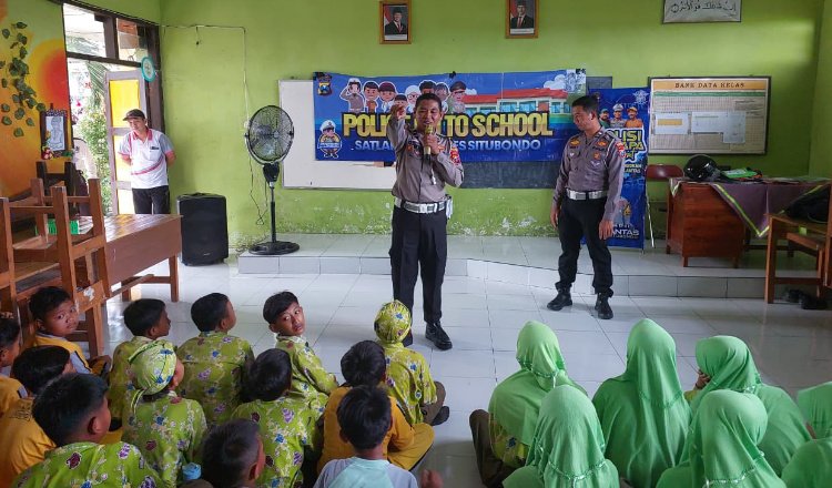 Personel Satlantas Polres Situbondo mengedukasi pelajar SDN 3 Olean terkait larangan membawa kendaraan bermotor ke sekolah. (Foto: Dok/Humas Polres Situbondo)