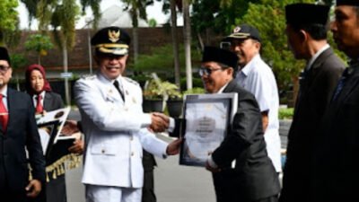 Bupati Bondowoso Beri Penghargaan untuk 5 Camat Berprestasi, Senin (27/4/2026). (Foto: Teamwork - ZONA INDONESIA)