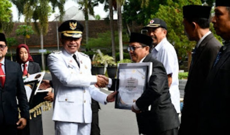 Bupati Bondowoso Beri Penghargaan untuk 5 Camat Berprestasi, Senin (27/4/2026). (Foto: Teamwork - ZONA INDONESIA)