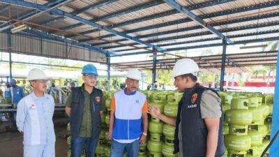 Polisi melakukan pengecekan LPG melon di SPBE PT Amilia Jaya Sentosa Situbondo. (Foto: Humas Polres Situbondo - ZONA INDONESIA)