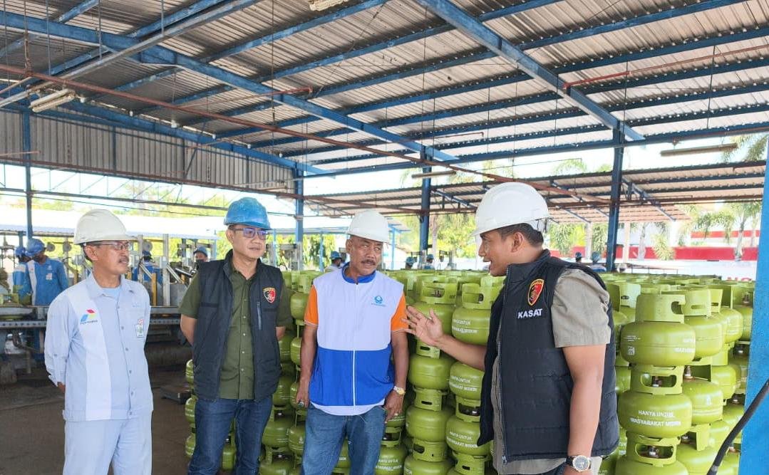 Polisi melakukan pengecekan LPG melon di SPBE PT Amilia Jaya Sentosa Situbondo. (Foto: Humas Polres Situbondo - ZONA INDONESIA)