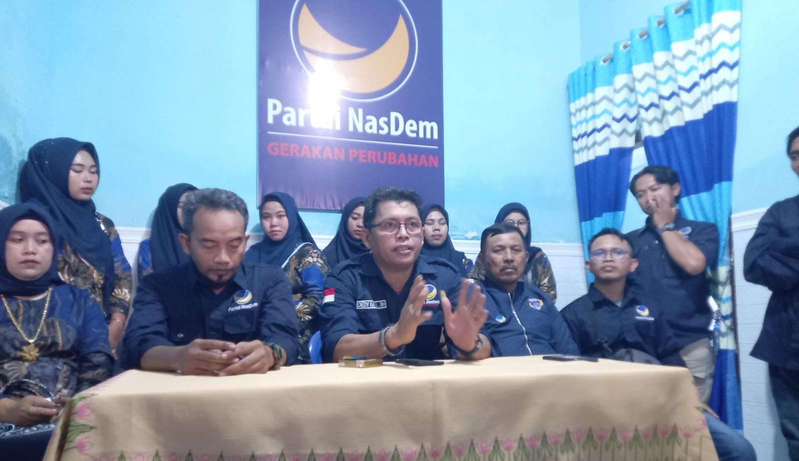 Pengurus DPD Partai Nasdem Bondowoso saat press rilis, Rabu (15/4/2026). (Foto: Teamwork - ZONA INDONESIA)