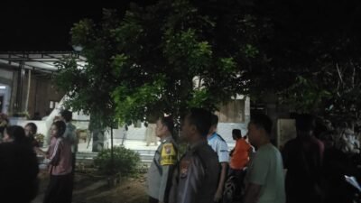 Polisi dan warga melakukan pencairan terhadap Zainal Abidin anak usia 5 tahun yang dinyatakan hilang. ( Foto: Humas Polres Situbondo - ZONA INDONESIA)