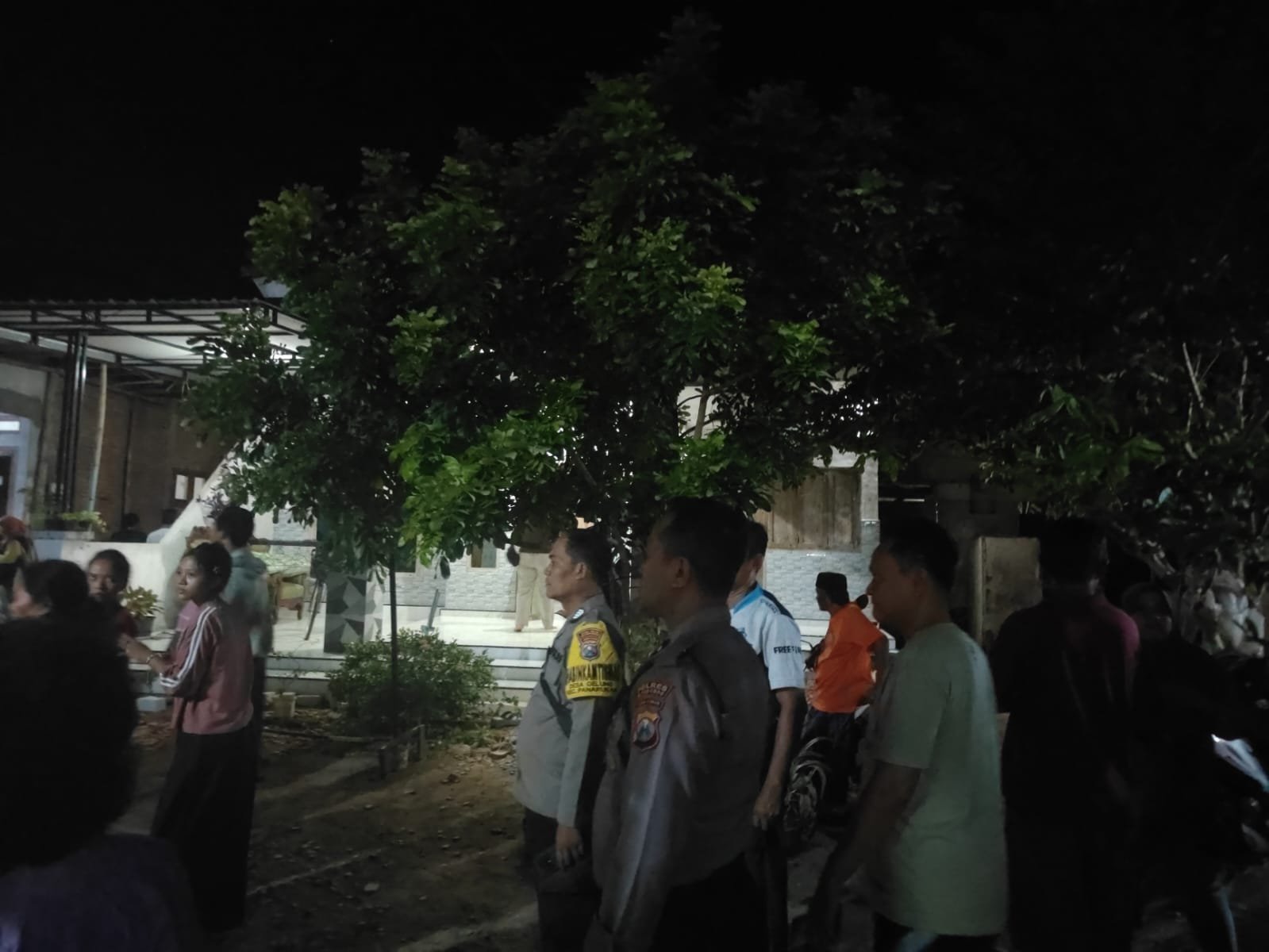 Polisi dan warga melakukan pencairan terhadap Zainal Abidin anak usia 5 tahun yang dinyatakan hilang. ( Foto: Humas Polres Situbondo - ZONA INDONESIA)