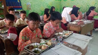 Siswa Penerima manfaat program MBG di SD Kemirian, Tamanan. (Foto: Teamwork - ZONA INDONESIA)
