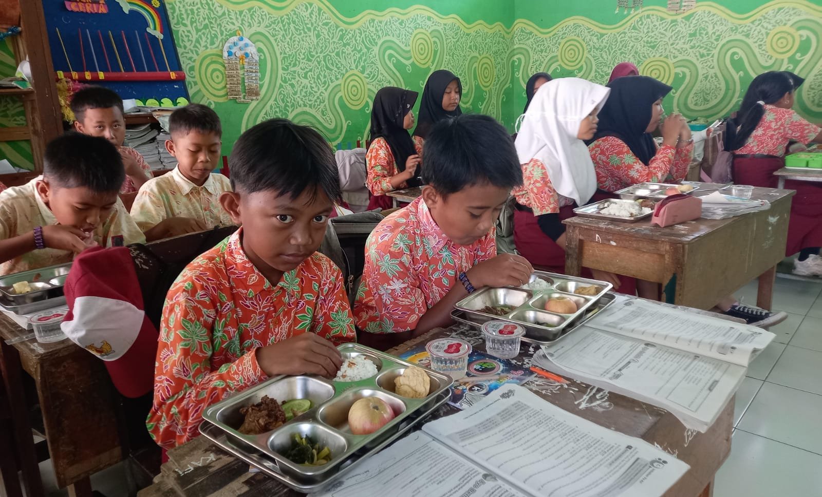 Siswa Penerima manfaat program MBG di SD Kemirian, Tamanan. (Foto: Teamwork - ZONA INDONESIA)