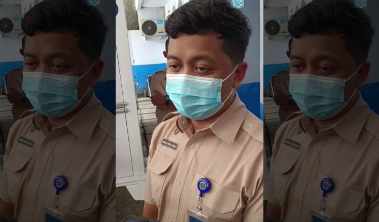 Kepala SPPG Al-Mubarok Kaliwates, Ahmad Farid Anam, diwawancarai media. (Foto: Istimewa - ZONA INDONESIA)