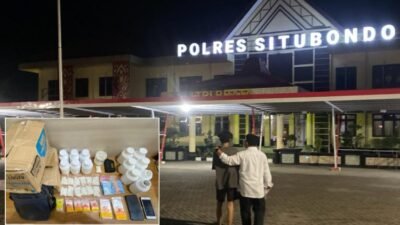 Warga berjalan di halaman Polres Situbondo. (Foto: Dok/Humas Polres Situbondo - ZONA INDONESIA)