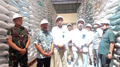 Anggota DPR RI, H. Sumail Abdullah saat memantau langsung Stok dan Kualitas Beras di Bulog Bondowoso, Senin (4/5/2026).(foto: Ubay/ZONA INDONESIA)