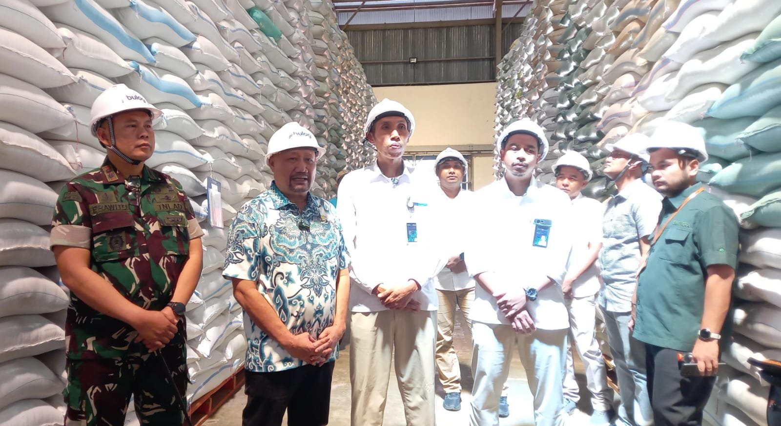 Anggota DPR RI, H. Sumail Abdullah saat memantau langsung Stok dan Kualitas Beras di Bulog Bondowoso, Senin (4/5/2026).(foto: Ubay/ZONA INDONESIA)
