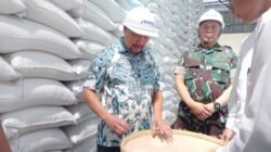 Bawa Mandat Prabowo, H. Sumail Pastikan Beras Bansos untuk Warga Bondowoso Berkualitas