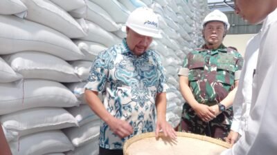 H. Sumail kunjungi Bulog Bondowoso Pastikan Beras Bansos untuk Warga Berkualitas, Senin (4/5/2026).(foto:Ubay/ZONA INDONESIA).