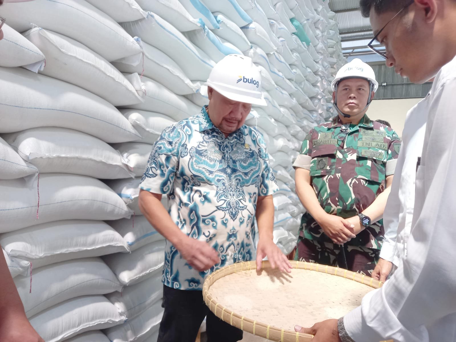 H. Sumail kunjungi Bulog Bondowoso Pastikan Beras Bansos untuk Warga Berkualitas, Senin (4/5/2026).(foto:Ubay/ZONA INDONESIA).