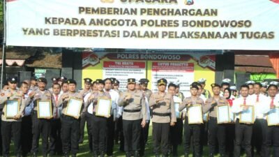 Dinilai Berprestasi, 27 Anggota Polres Bondowoso Terima Penghargaan Kapolres, Senin (11/5/2026).(foto: Humas Polres - Ubay/ZONA INDONESIA).