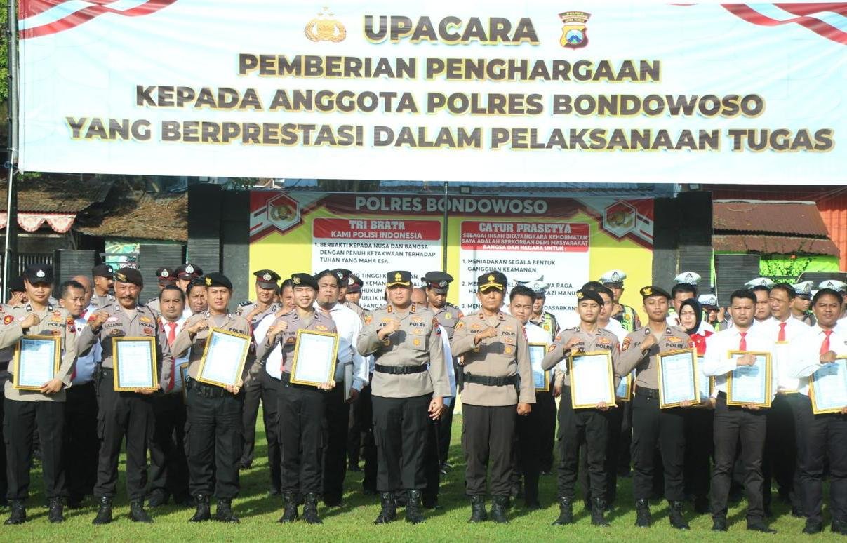 Dinilai Berprestasi, 27 Anggota Polres Bondowoso Terima Penghargaan Kapolres, Senin (11/5/2026).(foto: Humas Polres - Ubay/ZONA INDONESIA).