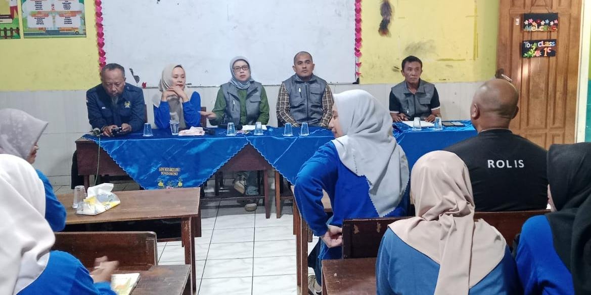 Tim LKBH PGRI Bondowoso datangin SDN Kotakulon 1, meminta klarifikasi soal guru dilaporkan wali murid, Sabtu (16/5/2026).(dok: PGRI - tim work ZONA INDONESIA)