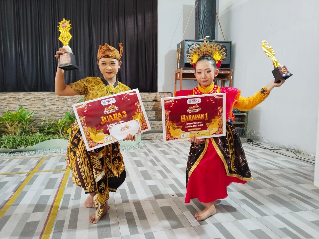 Naura Dian Zafarani, juara 3 dan Kenzha Eka Vyati Eka Paksi, juara harapan 1, dalam lomba tari B-Art kategori SD/MI di SMAN 3 Bondowoso, Sabtu (16/5/2026).(Dok: SDN Kotakulon 1 - ZONA INDONESIA).