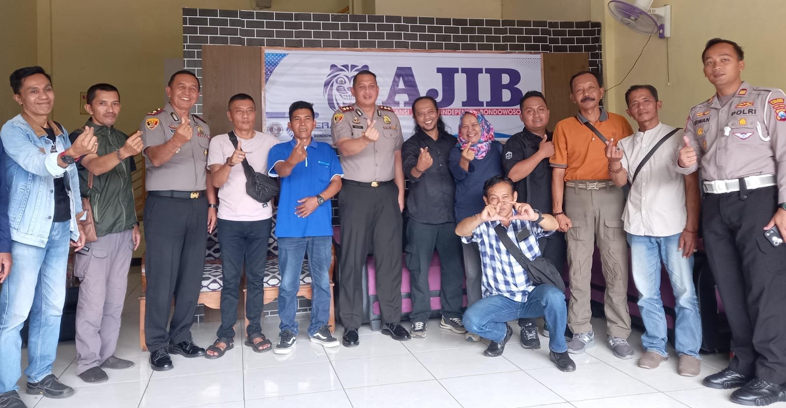 Kapolres Bondowoso bersama anggota AJIB usai diskusi di Kantor AJIB, Senin (18/5/2026).(Dok:AJIB -Phong/ZONA INDONESIA)