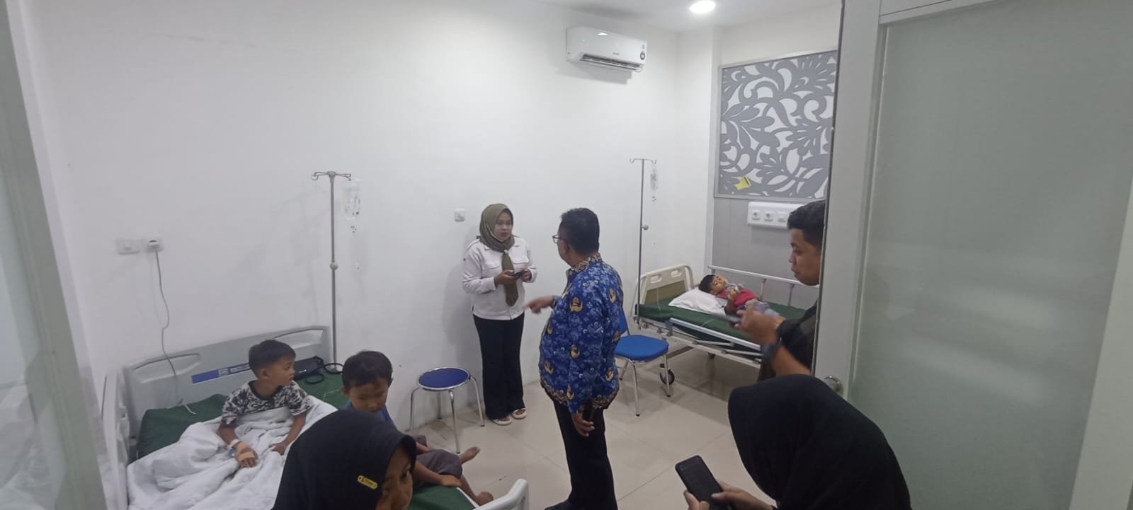 Murid TK menjalani rawat inap pasca keracunan MBG. (Foto: Zainul Hasan - ZONA INDONESIA)