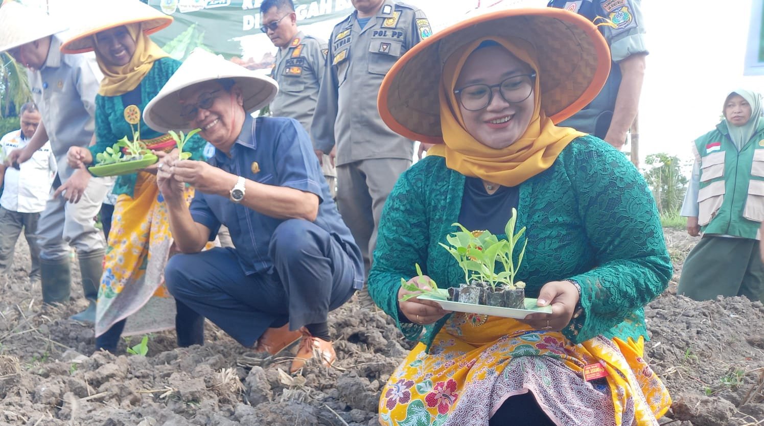 Acara tanam tembakau "Menanam Harapan, Mengawal Kedaulatan Tembakau” Desa Mengok, Pujer, Bondowoso, Kamis (21/5/2026).(foto: Ubay/ZONA INDONESIA).