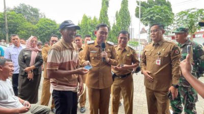 Bupati Jember saat meninjau proses pencetrakan e-KTP di salah satu kecamatan, Kamis (30/4/2026). (Foto: Zainul Hasan - ZONA INDONESIA)