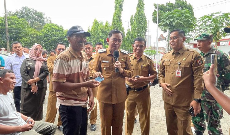 Bupati Jember saat meninjau proses pencetrakan e-KTP di salah satu kecamatan, Kamis (30/4/2026). (Foto: Zainul Hasan - ZONA INDONESIA)