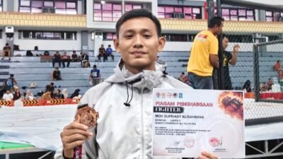 Moh Supriady Ali Sahbana menunjukkan medali fan piagam Kejuaraan Provinsi IBCA MMA Piala Walikota Surabaya. (Foto: Istimewa - ZONA INDONESIA)