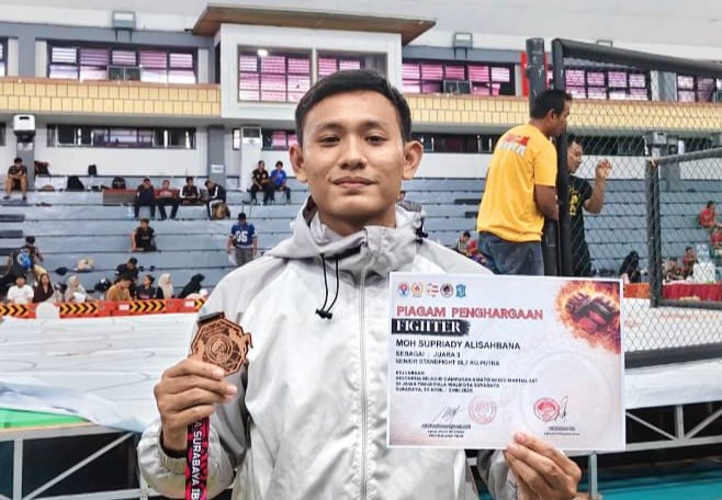Moh Supriady Ali Sahbana menunjukkan medali fan piagam Kejuaraan Provinsi IBCA MMA Piala Walikota Surabaya. (Foto: Istimewa - ZONA INDONESIA)