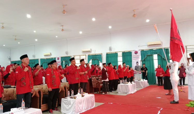 Suasana pelantikan PAC PDI Perjuangan Situbondo di Gedung Serba Guna Rengganis, Wisata Bahari Pasir Putih. (Foto: Fathur Rozi - ZONA INDONESIA)