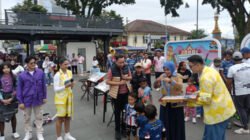 Gus Fawait bercengkrama dengan anak-anak di Alun-alun Jember. (Foto: Istimewa - ZONA INDONESIA)