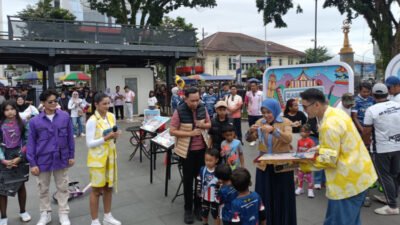 Gus Fawait bercengkrama dengan anak-anak di Alun-alun Jember. (Foto: Istimewa - ZONA INDONESIA)