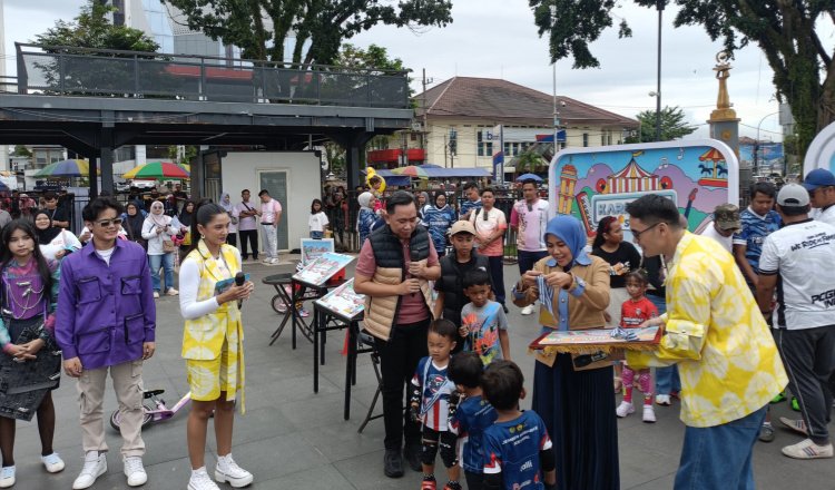 Gus Fawait bercengkrama dengan anak-anak di Alun-alun Jember. (Foto: Istimewa - ZONA INDONESIA)