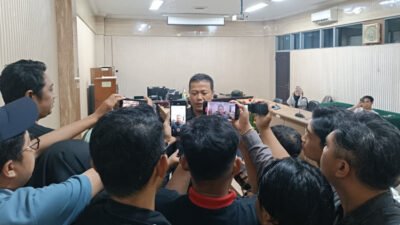 Ketua Fraksi Gerindra DPRD Jember, Hanan Kukuh Ratmono, diwawancarai media. (Foto: Teamwork - ZONA INDONESIA)