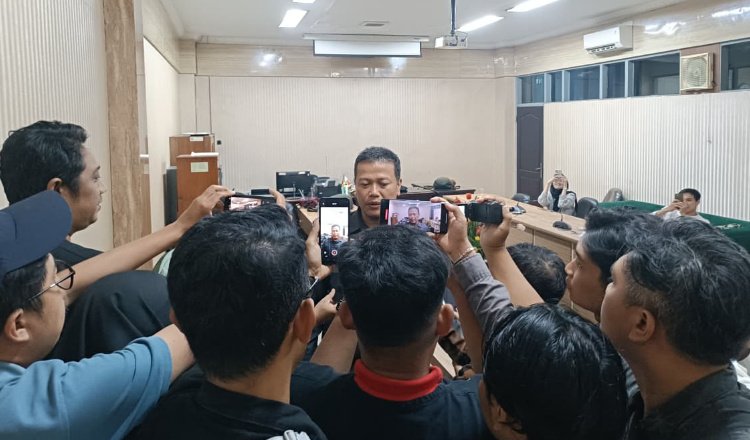 Ketua Fraksi Gerindra DPRD Jember, Hanan Kukuh Ratmono, diwawancarai media. (Foto: Teamwork - ZONA INDONESIA)