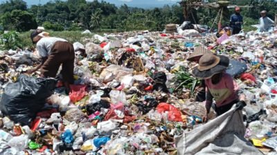 Warga memungut limbah plastik di TPA Pakusari, Selasa (20/5/2026). (Foto: Zainul Hasan - ZONA INDONESIA)