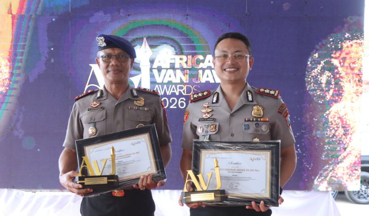 Dua Perwira Polres Situbondo Raih AVJA 2026. (Foto: Fathur Rozi - ZONA INDONESIA)