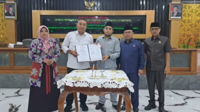 Rapat paripurna penetapan Raperda KTR dan penataan desa di gedung DPRD Situbondo, Kamis (21/5/2026). (Foto: Fathur Rozi - ZONA INDONESIA)