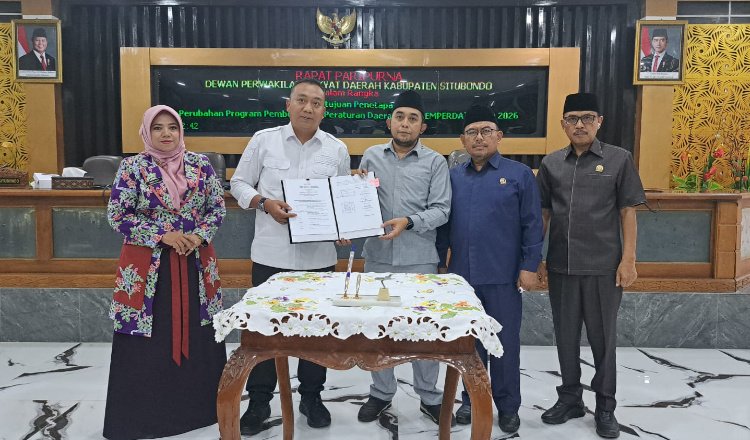 Rapat paripurna penetapan Raperda KTR dan penataan desa di gedung DPRD Situbondo, Kamis (21/5/2026). (Foto: Fathur Rozi - ZONA INDONESIA)