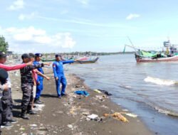 Dramatis! 13 ABK Kapal Mustika Selamat Usai Dua Jam Terombang-ambing di Laut Situbondo