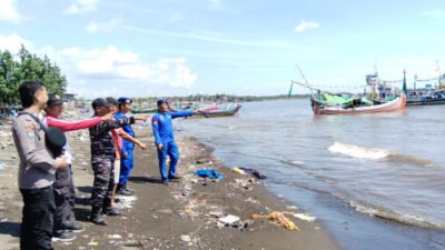 Satpolairud Polres Situbondo bersama nelayan setempat berdiri di tepi pantai. (Foto: Istimewa - ZONA INDONESIA)