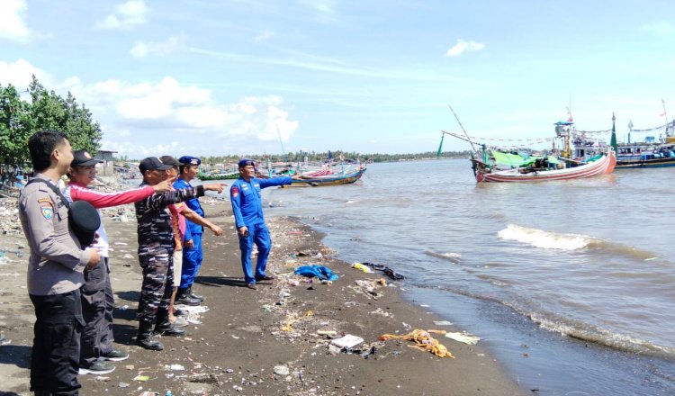 Satpolairud Polres Situbondo bersama nelayan setempat berdiri di tepi pantai. (Foto: Istimewa - ZONA INDONESIA)