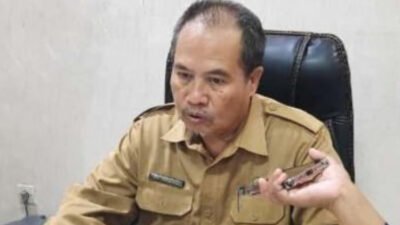 Kepala DPMD Situbondo, Muhammad Imam Darmaji, diwawancarai media. (Foto: Istimewa - ZONA INDONESIA)