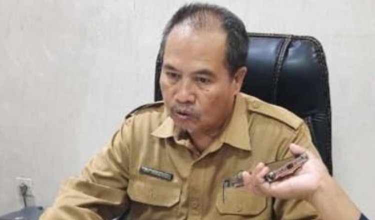 Kepala DPMD Situbondo, Muhammad Imam Darmaji, diwawancarai media. (Foto: Istimewa - ZONA INDONESIA)